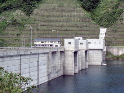 左岸上流側から堤体を見る