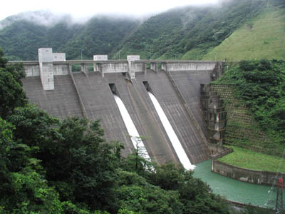 右岸下流から堤体を見る