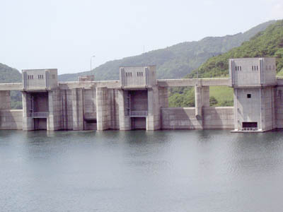 非常用洪水吐と取水塔