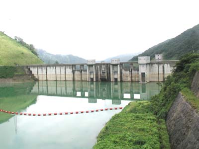 上流側からダム湖と堤体を眺める