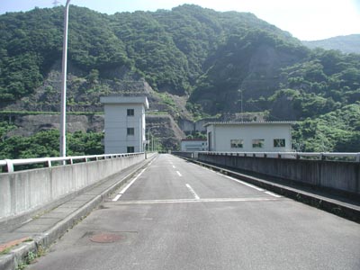 天端は自動車も通行可能です
