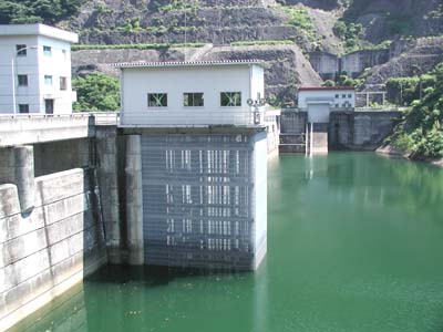 上流側から選択取水塔を眺める