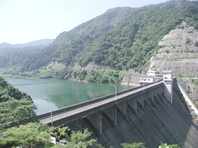 堤体とダム湖