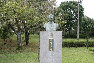高木勝巳翁の像