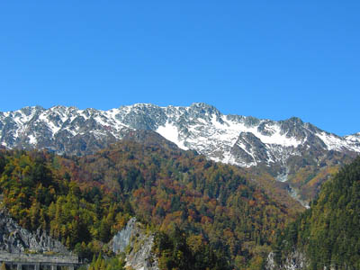 立山連峰は既に雪におおわれています