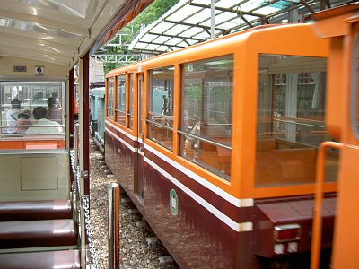 欅平駅に停車するトロッコ電車