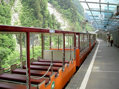 欅平駅に停車するトロッコ列車