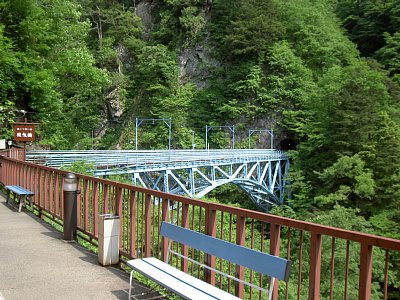 黒薙駅ホームと後曳橋