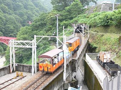 宇奈月駅を発車する作業員専用列車