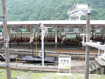 ホームには客車列車が停車中