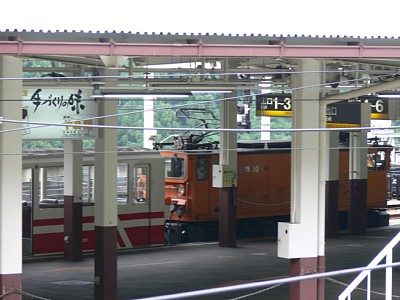 ホームに停車する客車列車