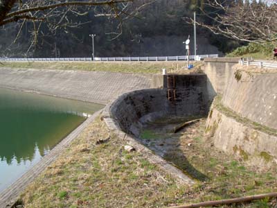 左岸側の洪水吐