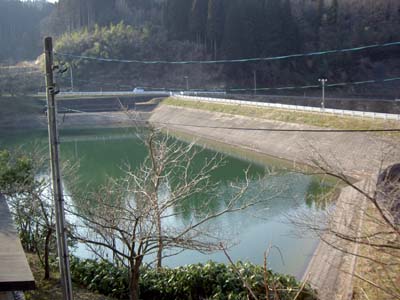 右岸から堤体全景