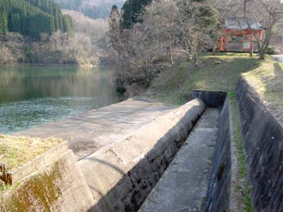 右岸側の洪水吐