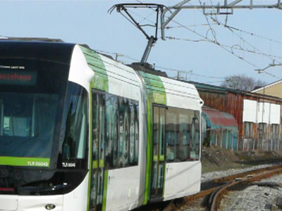 動画 萩浦小学校前駅を発車するポートラム