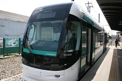 岩瀬浜駅ホームに到着したポートラム