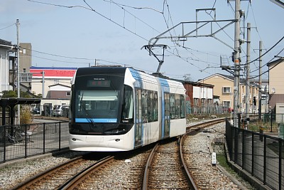 萩浦小学校前駅を発車するポートラム