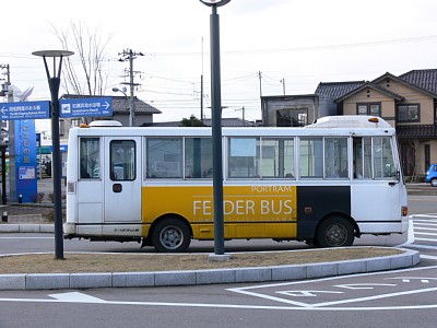 岩瀬浜駅前に停車中のフィーダーバス