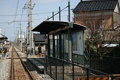 越中中島駅上りホーム