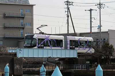 岩瀬運河を渡るポートラム