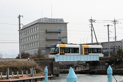 岩瀬運河を渡るポートラム