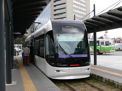 富山駅北駅に停車するポートラム