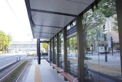 ホームにはベンチがあります