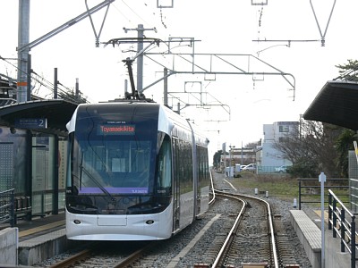 萩浦小学校前駅でポートラムが待ち合わせ