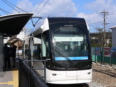 岩瀬浜駅に停車中のポートラム