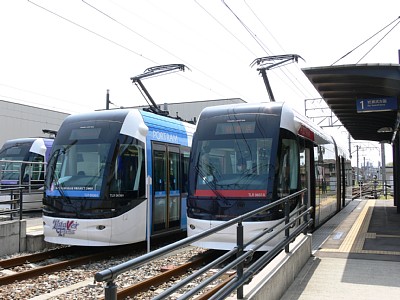 城川原駅におけるポートラムのすれ違い