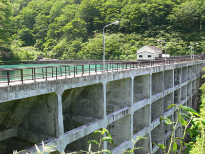 真川調整池ダム全景
