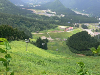 自然歩道の途中であわすのスキー場を見下ろします