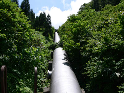 真川調整池からの水圧鉄管の上をまたぎます