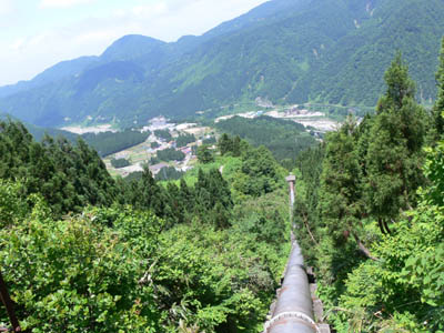 水圧鉄管を跨ぐ橋の上から下界を見下ろします