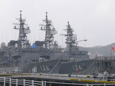 舞鶴基地に停泊中の護衛艦