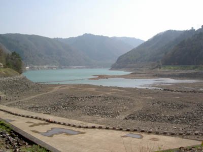ダム湖は渇水気味です