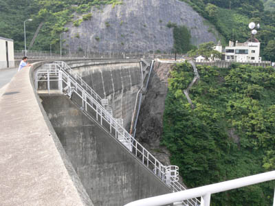 右岸から堤体を横目に見る