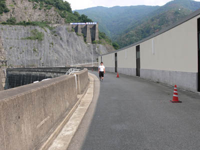 天端は自動車も通行可能です