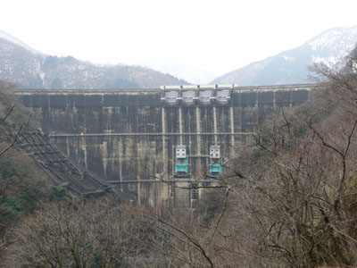 下流正面から堤体を望む