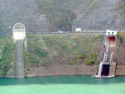 インクライン(左)と表面取水設備(右)