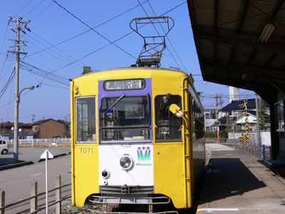 越ノ潟に停車するデ7071型電車