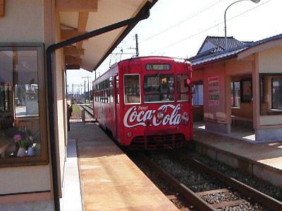 第一イン新湊 クロスベイ前駅を発車する電車