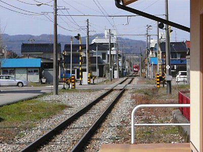 第一イン新湊 クロスベイ前駅へ入線する電車