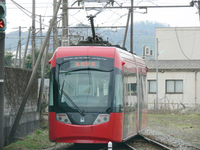 六渡寺駅ですれ違うアイトラム