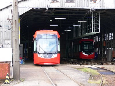 車両基地に停留するアイトラム