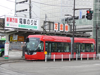 （旧）高岡駅前駅に停車するアイトラム