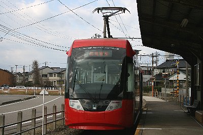 越ノ潟駅に停車するアイトラム