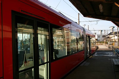 越ノ潟駅に停車中のアイトラムMLRV1006