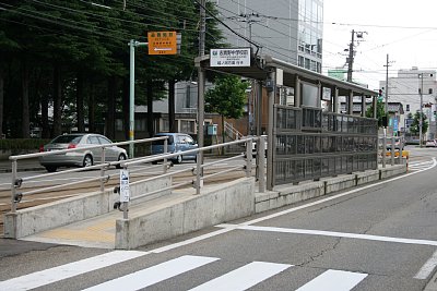 志貴野中学校前停留場下りホーム