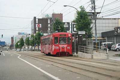 志貴野中学校前駅に停車するデ7076形電車